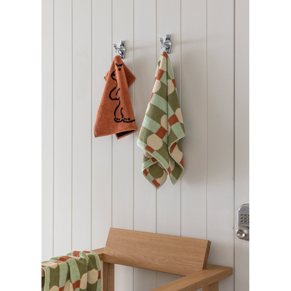 HUGGY BEAR HAND TOWEL - BRICK