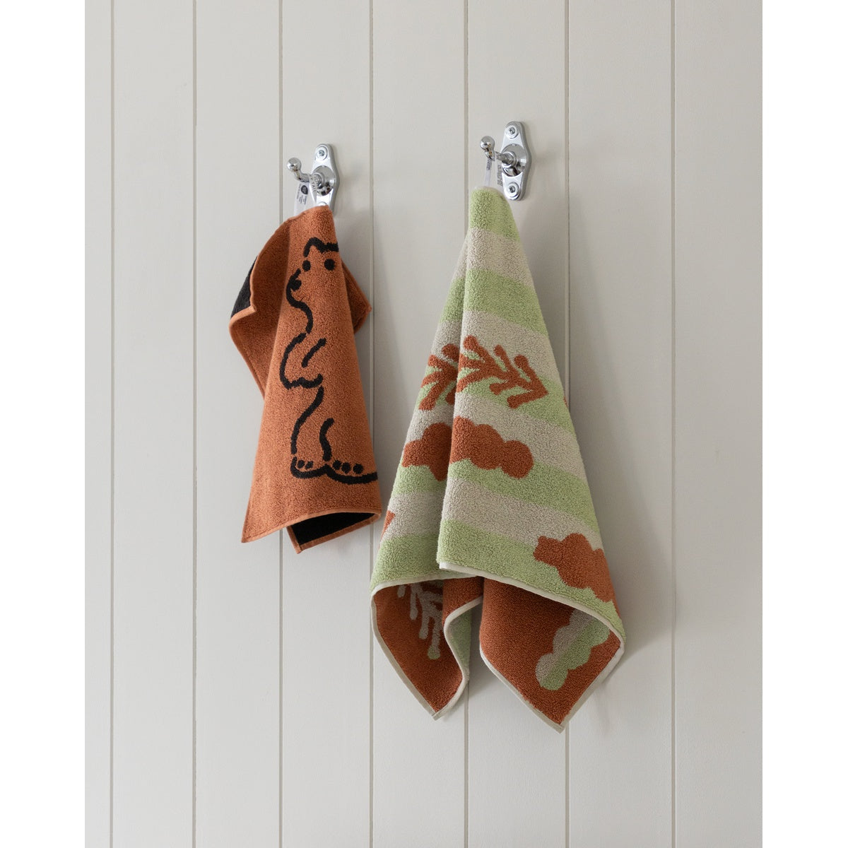 HUGGY BEAR HAND TOWEL - BRICK