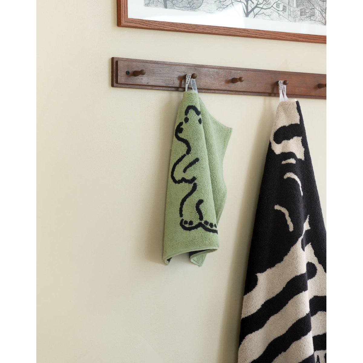 HUGGY BEAR HAND TOWEL - OLIVE