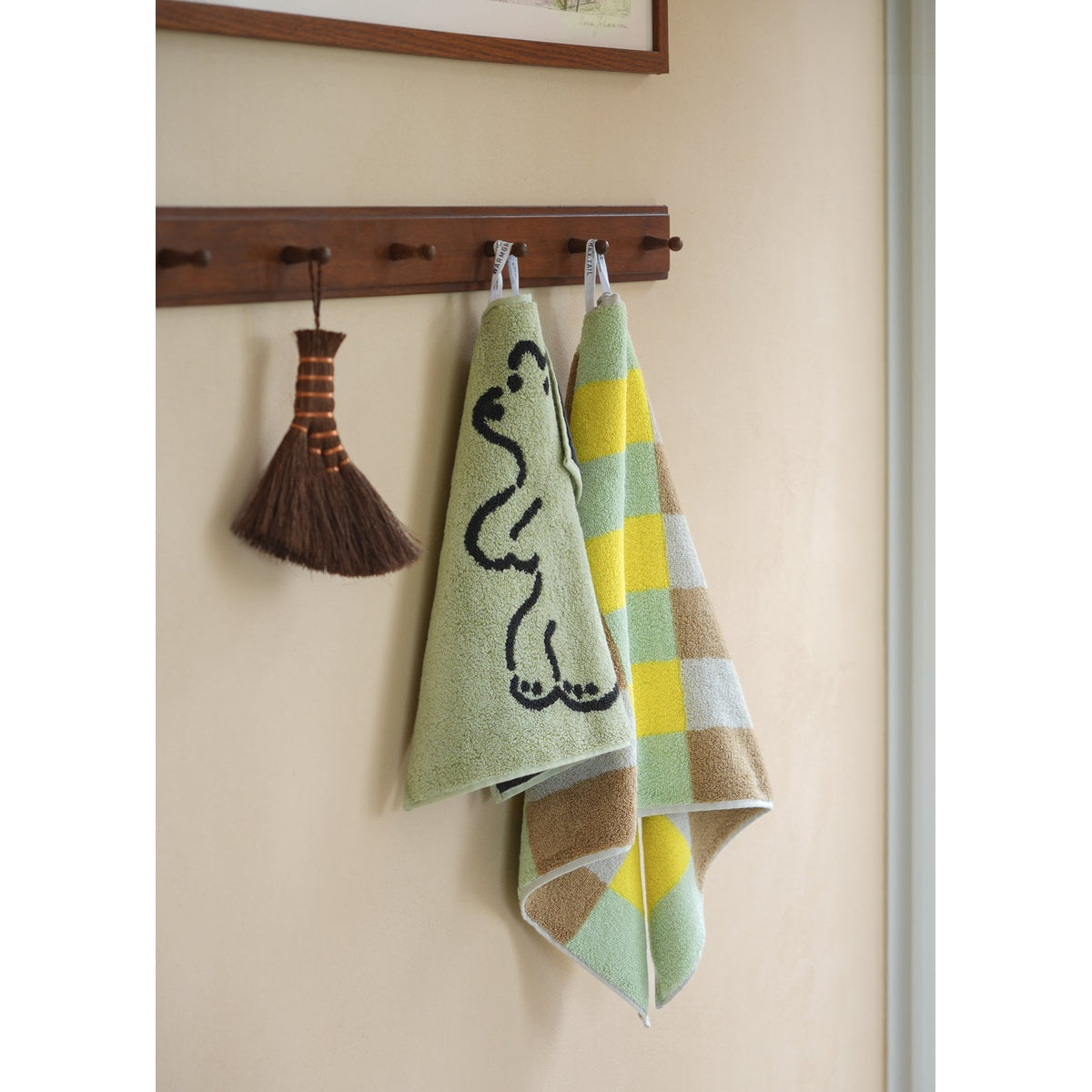 HUGGY BEAR HAND TOWEL - OLIVE