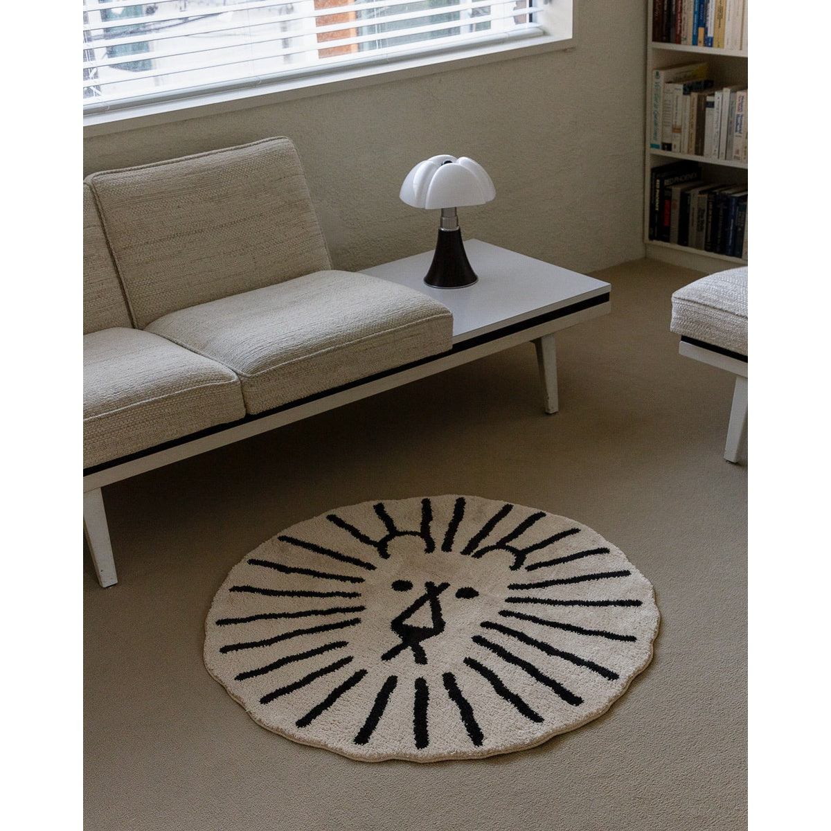 LION RUG - BLACK LINE ON IVORY (ø100cm)