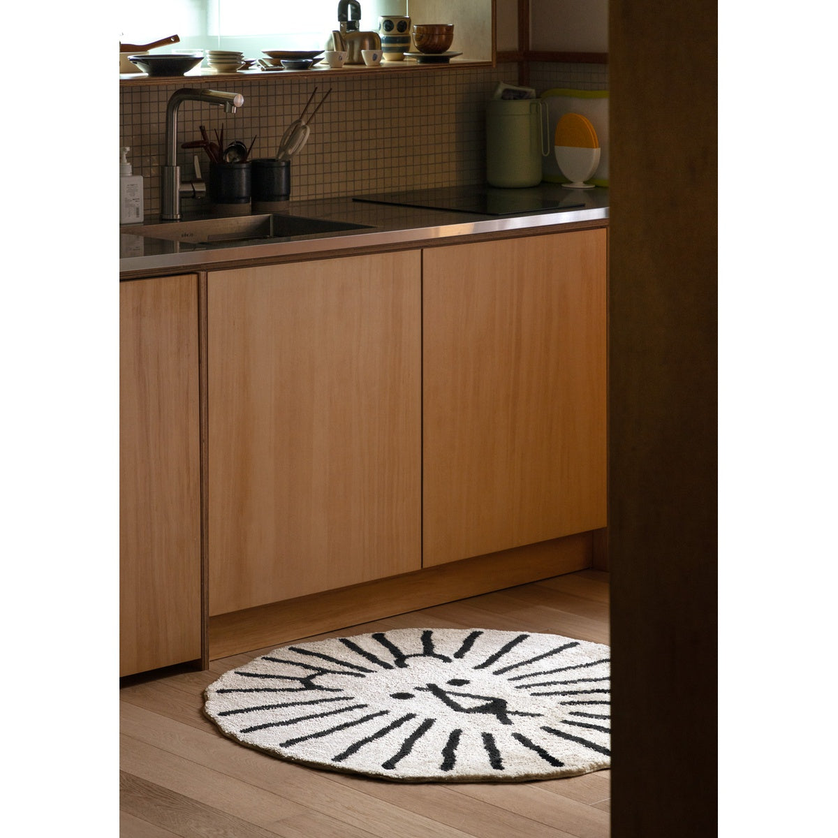 LION RUG - BLACK LINE ON IVORY (ø100cm)