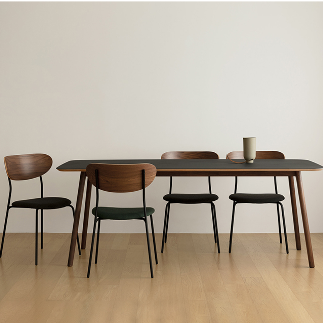VOLINI CHAIR (solid back)
